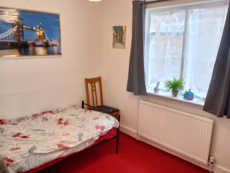 Room in a  Flat share, fully furnished, all bills included closed to underground