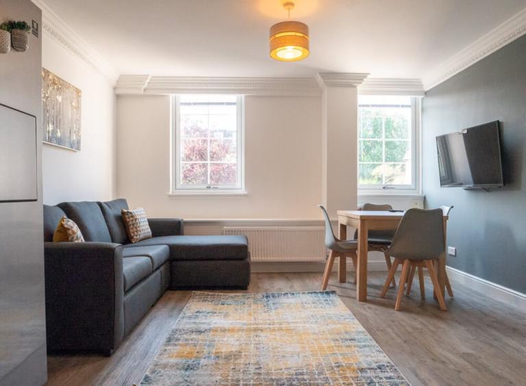 Highly desirable, 4 -bedroom, 5 person HMO property with gym and pool access, in Dalry