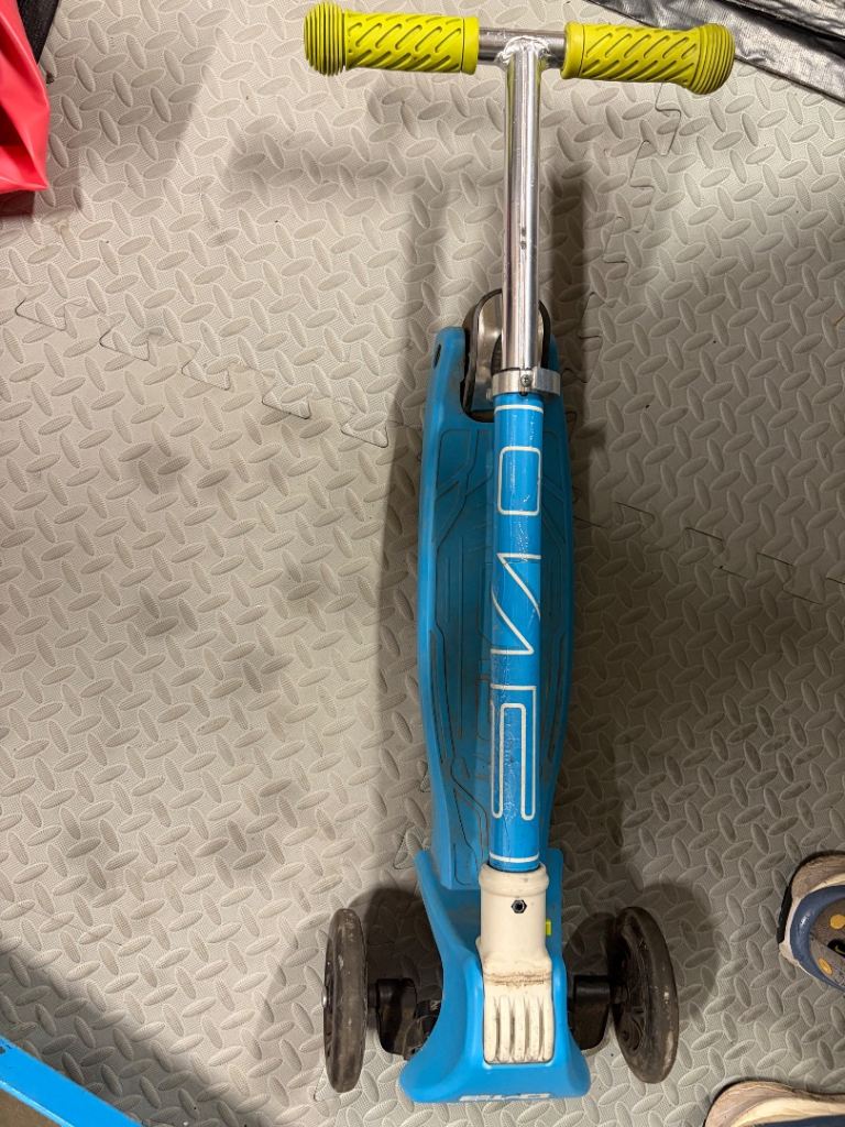 Foldable Evo blue 3 wheel scooter 