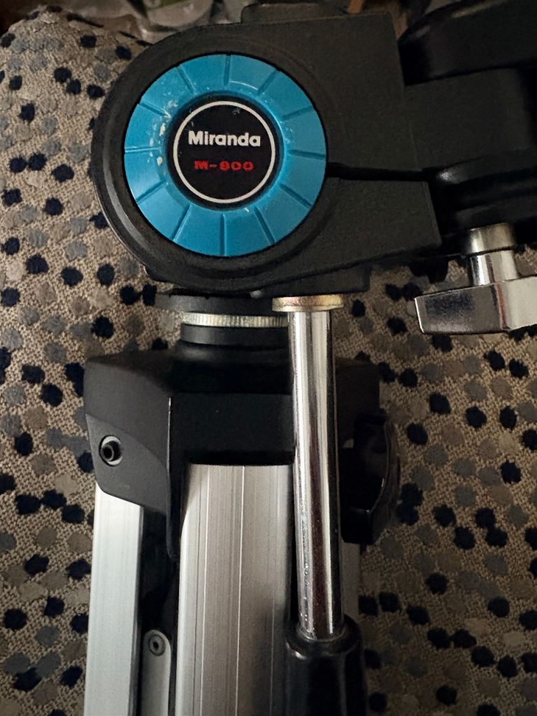 M_ 800. Tripod