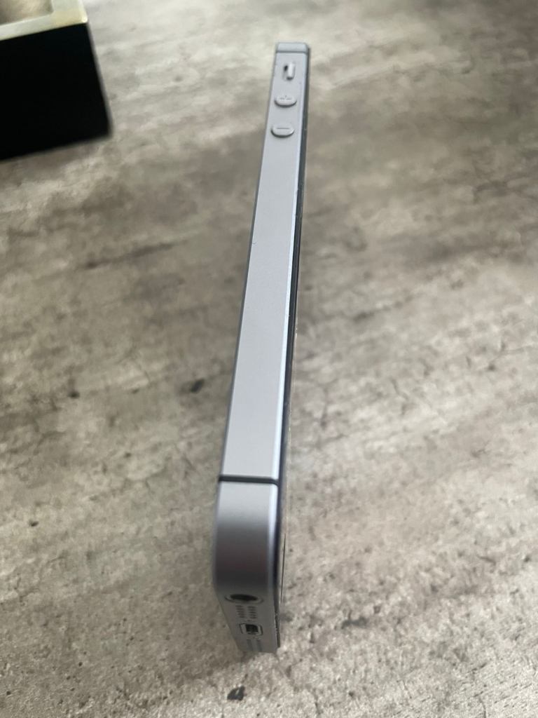 £60 iPhone SE 32GB Model A1723 