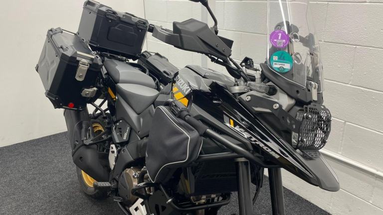 SUZUKI DL1050 TOUR ** FULL LUGGAGE - ENGINE BARS - 12 MONTHS MOT **