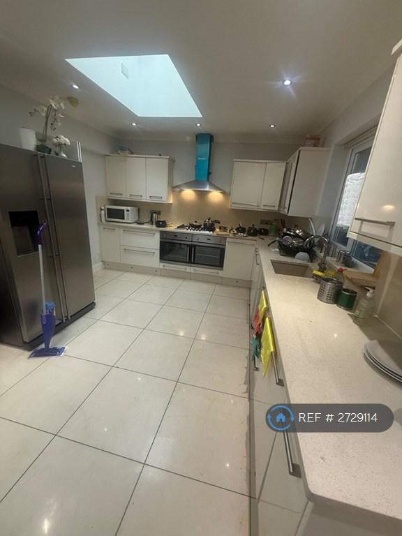 2 bedroom flat in Warkworth Gardens, Isleworth, TW7 (2 bed) (#2729114)