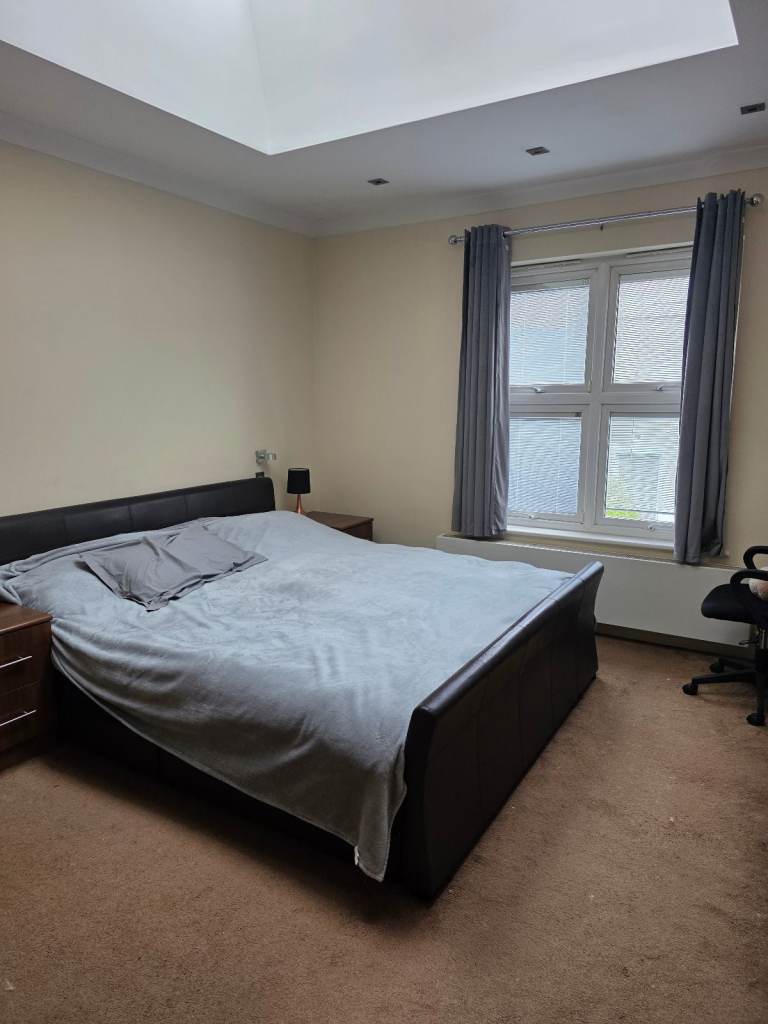 LARGE DOUBLE ROOM WITH OWN BATHROOM/ SHORT LETS WELCOME