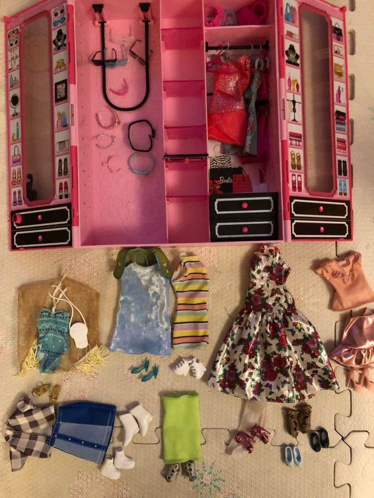 Barbie Fashionistas Wardrobe clothes and accessories