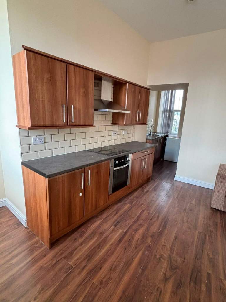 Furnished 2 bed flat in great BD1 city-centre location. Newly refurbished.