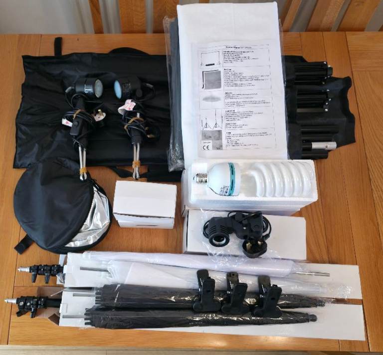 Photography Lighting & Backdrop Kit – 2m Stands, 3 Backdrops, Umbrella, 135W Daylight Bulb