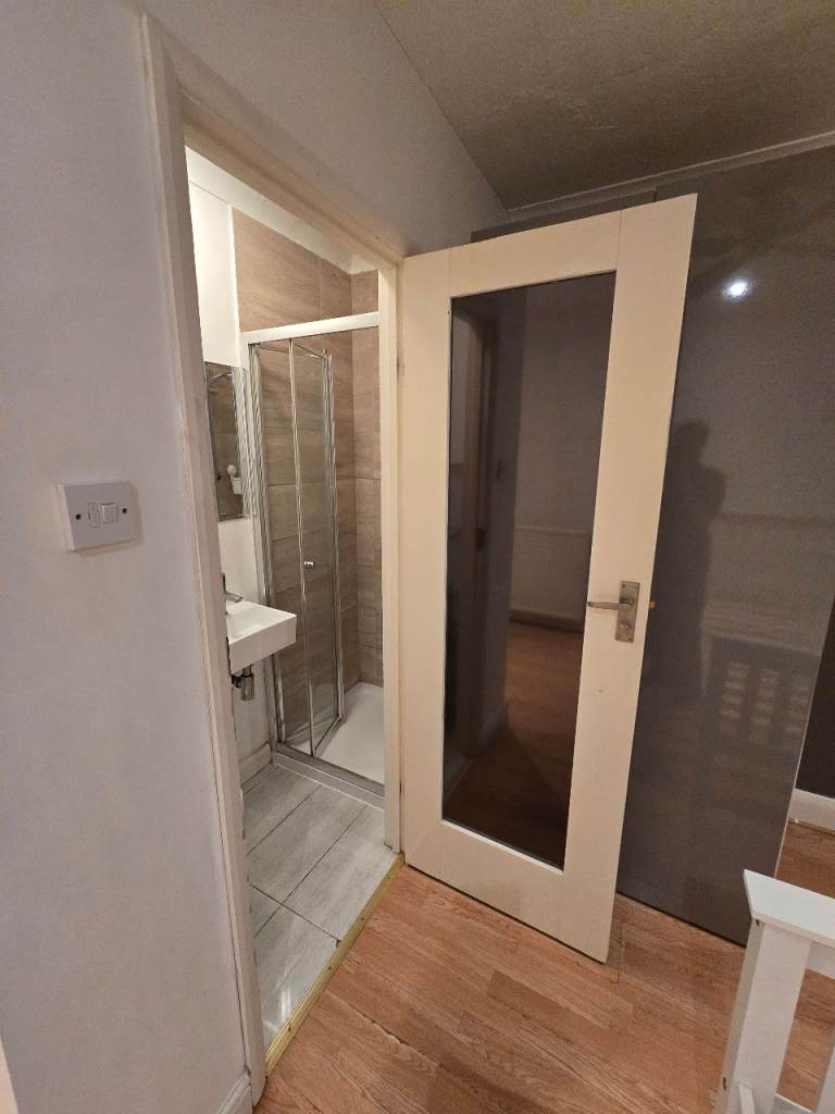 Double ensuite room available in Chessington | in Chessington, Surrey ...