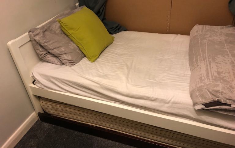 Single trundle bed with mattresses 