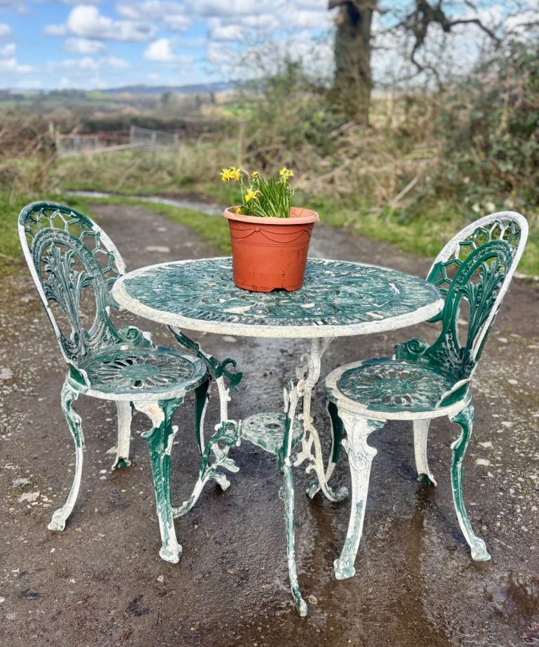 Cast aluminium bistro/patio table & 2 chairs