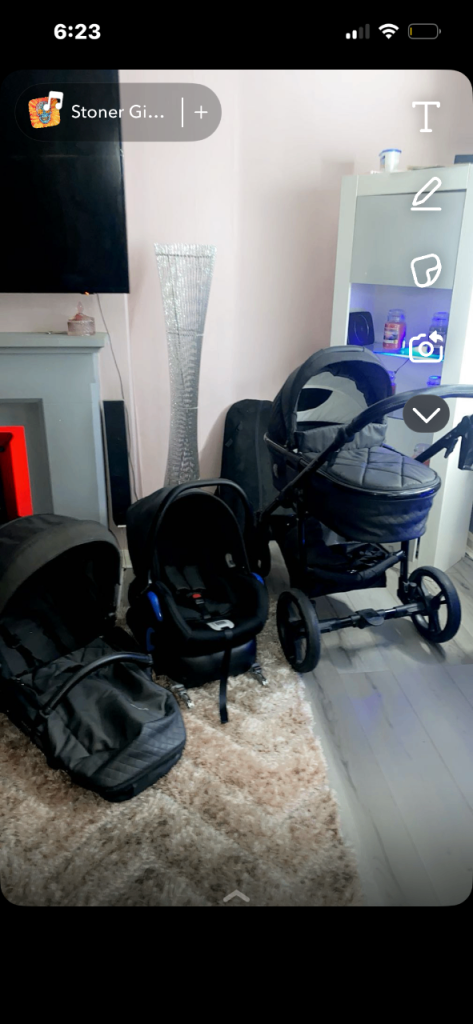 Venicci pram  open to offers full set 