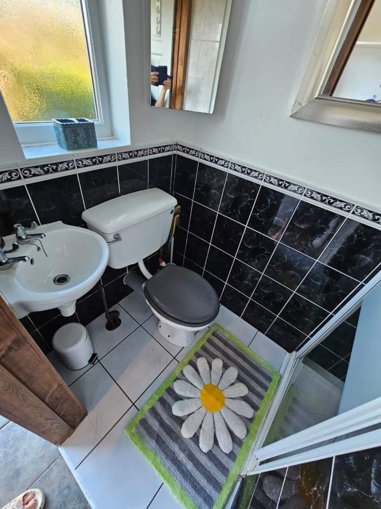 Self-contained furnished annex room off the main dwelling. 