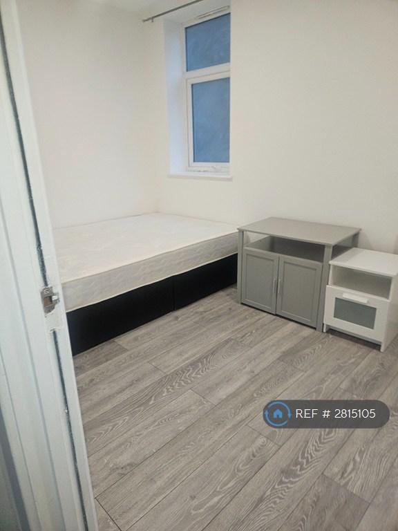 1 bedroom flat in West India Dock Road, London, E14 (1 bed) (#2815105)