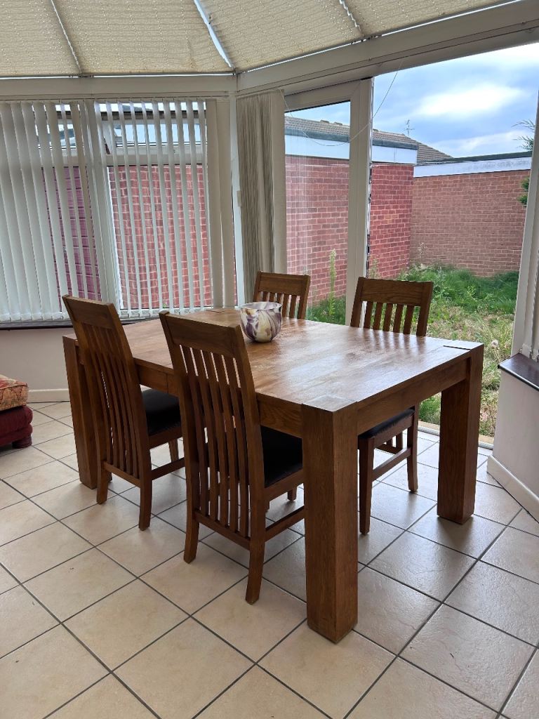 Solid Oak Dining Table and 4 Chairs – Good Condition