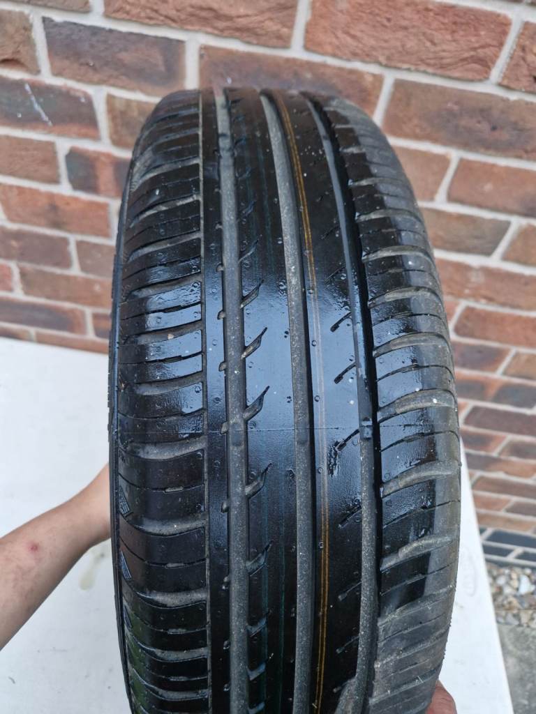 Car tyre with wheel (185/65 R15)