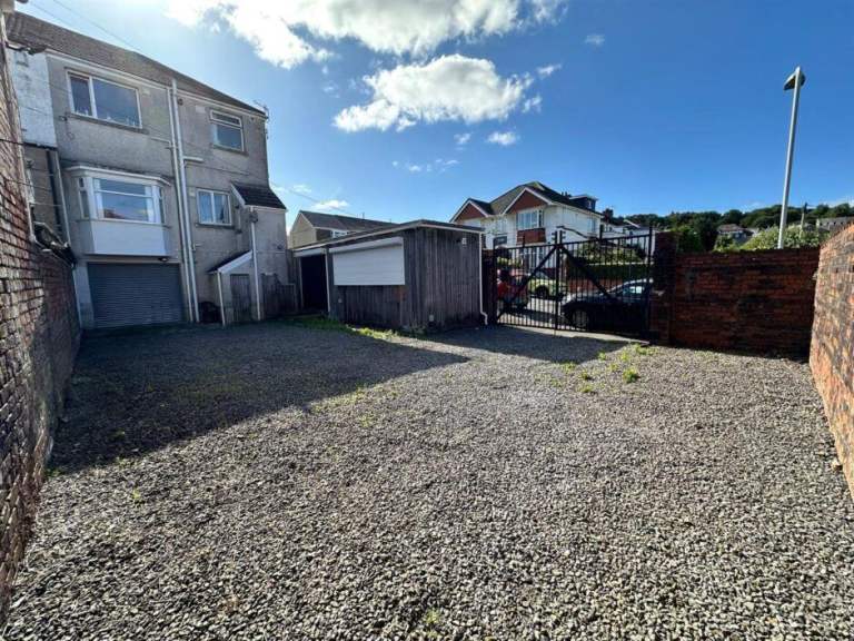 Secure Yard With Large Open Plan Office and Internal Storage / Work Shop Area / Industrial Unit