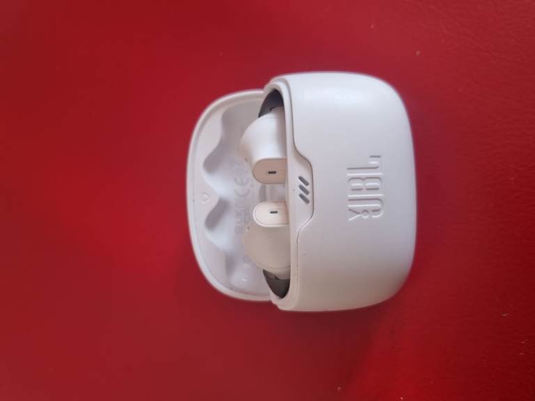 JBL tume beam noises cancelling– White, As Good As New
