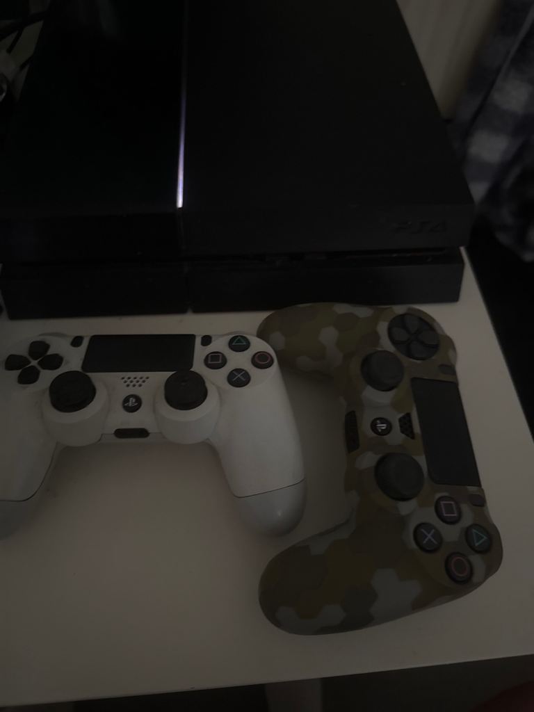 PS4 controllers / console 