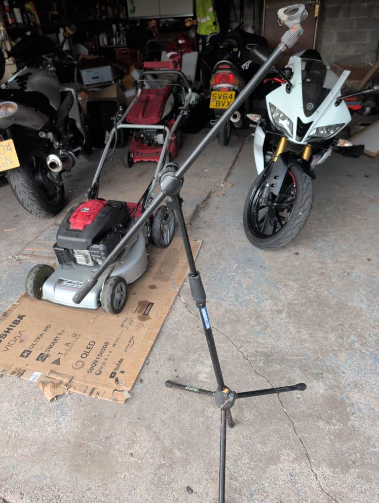 Sturdy Microphone Stand – Good Condition