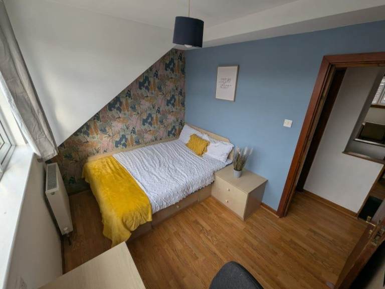 20% off April Rent- Burley Train Station 3 Mins :)