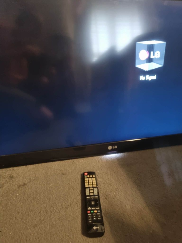 LG Flat Screen TV with Remote – Good Condition