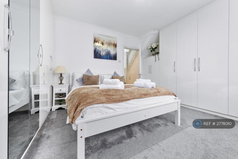 4 bedroom house in Albion Terrace, London, E4 (4 bed) (#2778010)