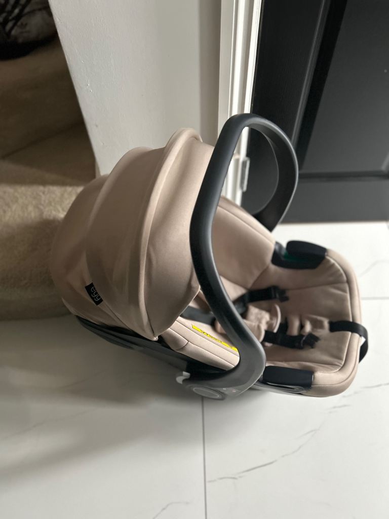 Egg 2 Car seat and 2 x ISOFIX base