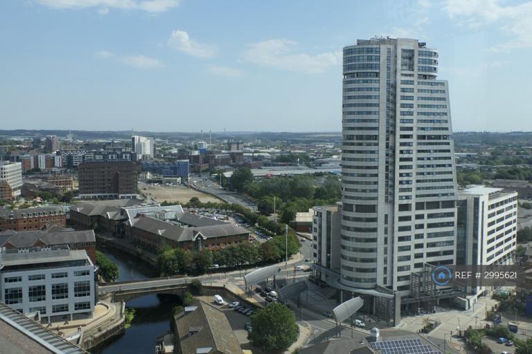 2 bedroom flat in Bridgewater Place, Leeds, LS11 (2 bed) (#2995621)
