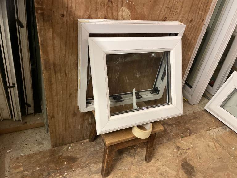 H 47.5 x W 63.5 cm - VERY SMALL UPVC DOUBLE GLAZED WINDOW - CLEAR GLASS - GOOD CONDITION