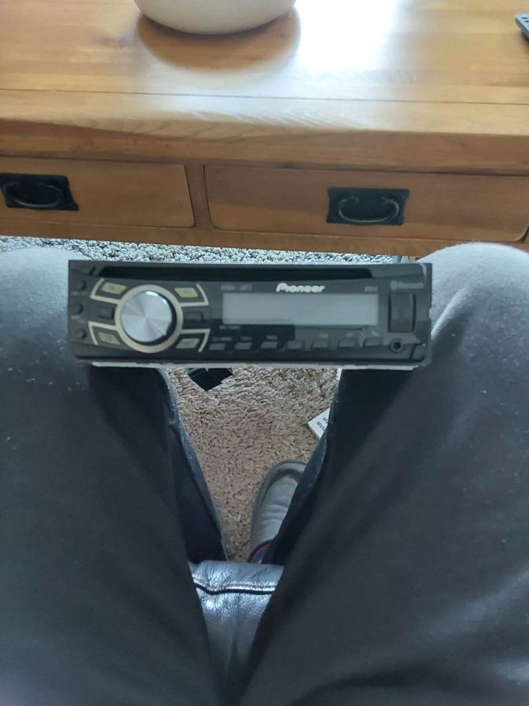 Pioneer DEH-7300BT car radio/CD player with bluetooth