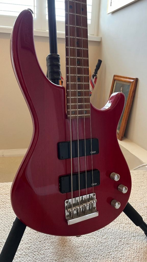 Dean Edge Bass Guitar + Hercules Guitar stand