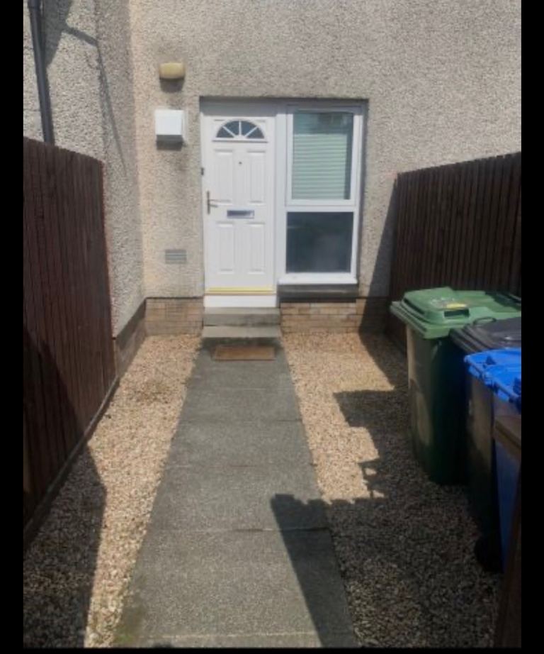  1 bed ground floor flat 2 gardens Perfect for commuting 5 mins walk Livingston north train station