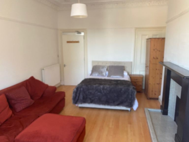 4 bedroom flat Morningside 
