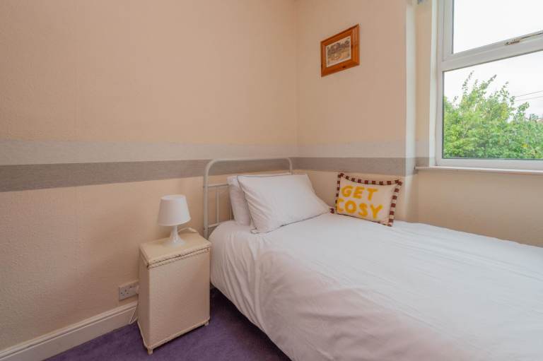 Spacious 3 bed fully furnished house available short or long stay no contract required