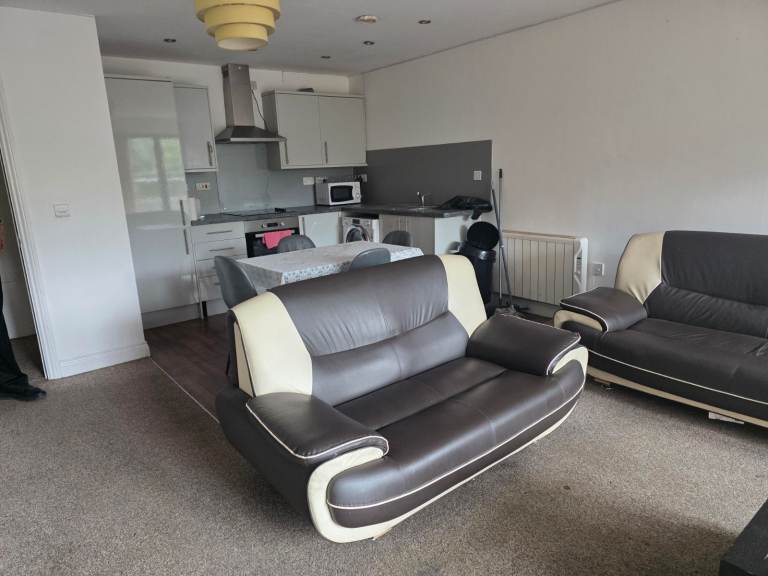 2 Bedroom Flat for rent OPPOSITE TRAIN STATION and City Centre