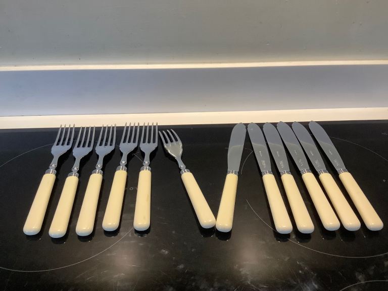 SET OF 6 FISH KNIVES & 6 FORKS