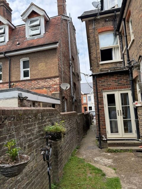 Bedsit with Garden in Shared Period Victorian House, Guildford Town Centre, Surrey, No Deposit