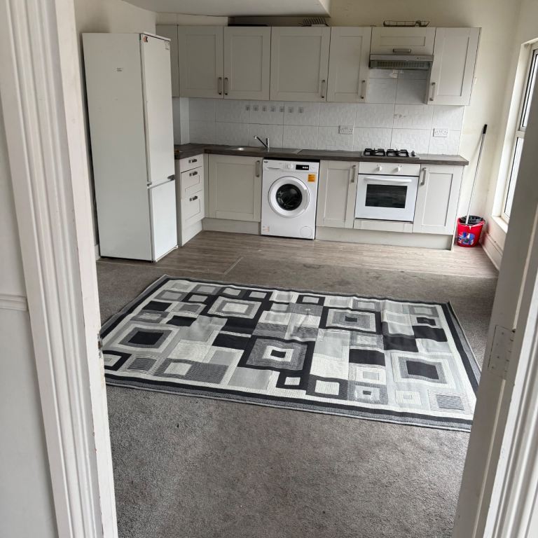 2 Bedrooms both with en suite in Luton LU1 to rent