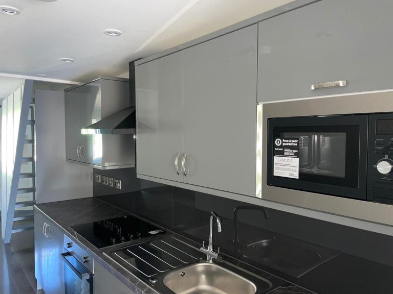 Brand New Luxury 2.5 Bed Flat - 5 Minutes Walk from Stockport Train Station