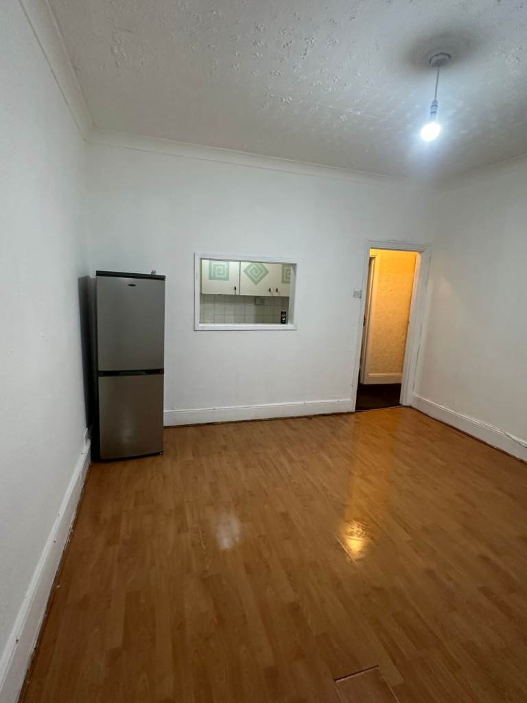 Nice Two Bed 1st Floor flat Off The Drive, Ilford on  Endsleigh Gardens IG1 3EQ