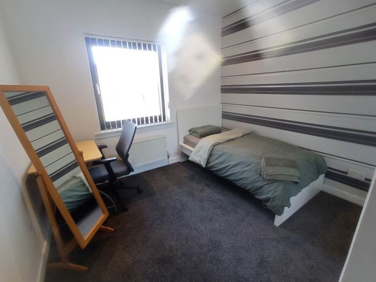 Room near RIE, shops, and bus links