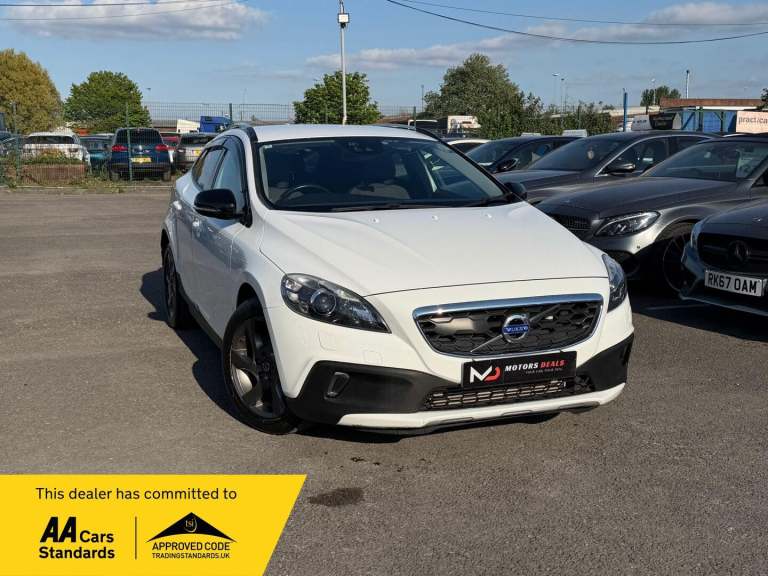  Volvo V40 Cross Country 2.0 T5 Lux Nav Hatchback 5dr Petrol Auto AWD Euro 6 (s/s) (245 ps) Petro...