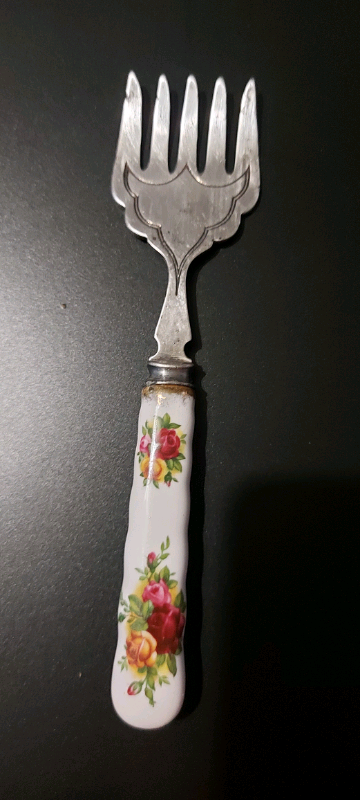 Vintage Royal Albert service fork 6/5"