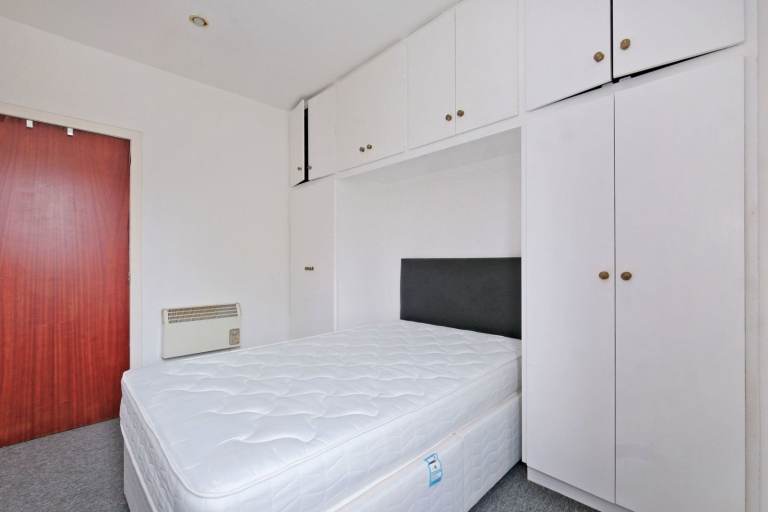 Fully Furnished Immaculate Double Room Available in City Centre Location for Immediate Entry 