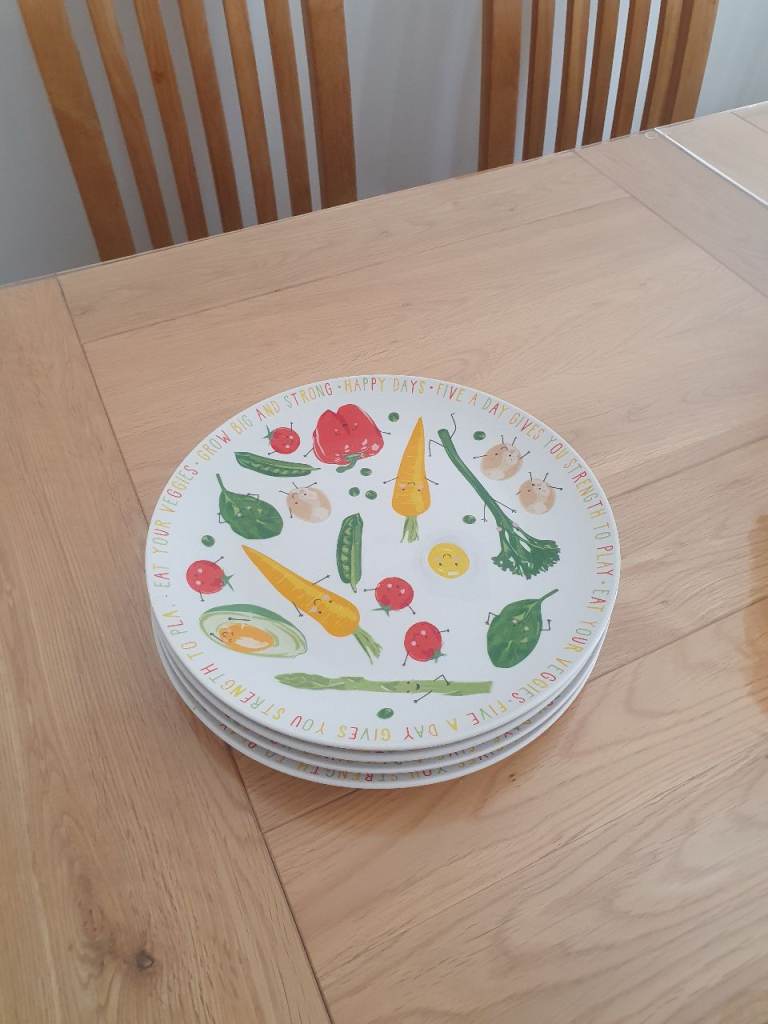 Set of 4 Ceramic Dinner Plates with Vegetable Design – Good Condition
