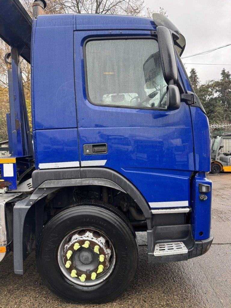 2012 VOLVO FM-330 6X4 HOOK LOADER