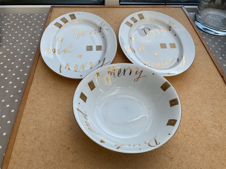 Set Christmas serving plates and bowl