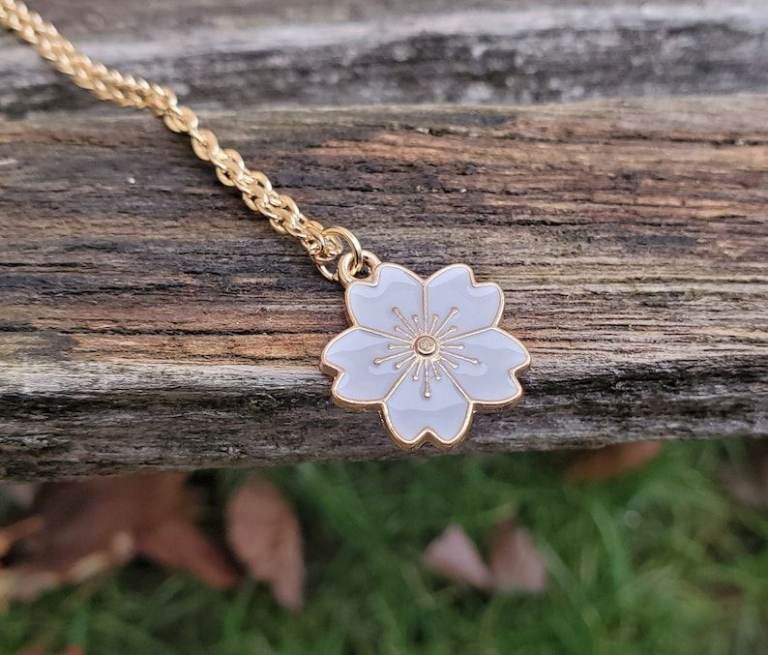 Beautiful White Gold-Coloured Chain Necklace with Flower Pendant