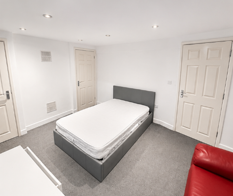 **NEW!!**Close to Town Centre & Train Station and Motorway**All bills included (£100 extra)**