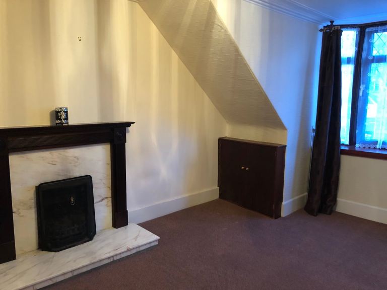 Large 3 Bedroom part furnished flat in lovely west end area.